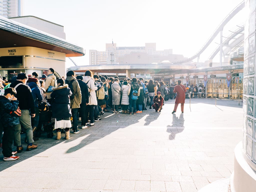 Kön till ingången till Universal Studios Japan