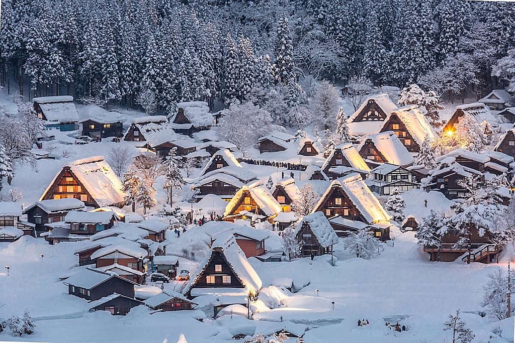 Winter wonderland scene in Shirakawago